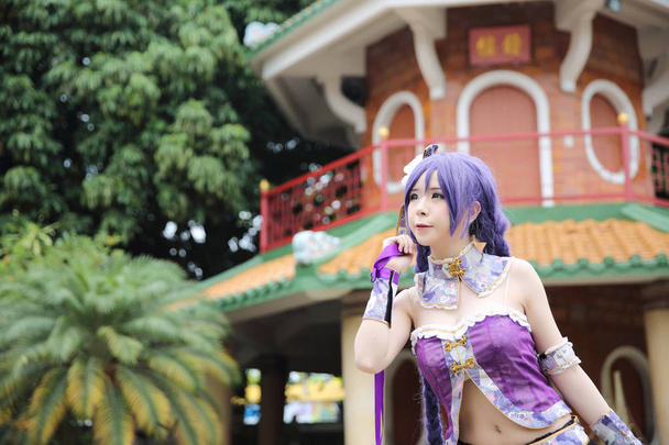 Retrato de mujer joven asiática con vestido chino púrpura cosplay con templo
 - Foto, Imagen