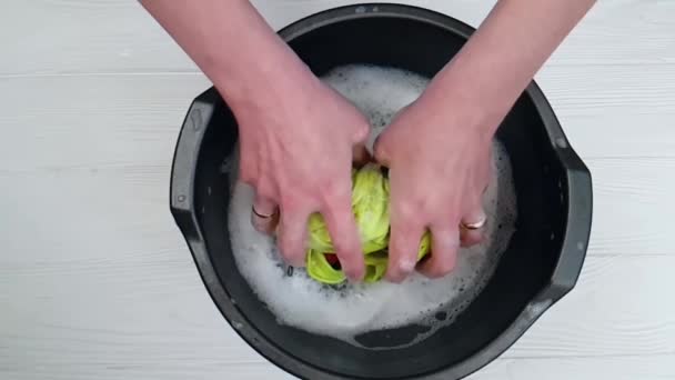 Myje ręce w zwolnionym tempie miednicy - Materiał filmowy, wideo