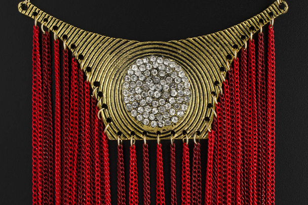 etnische ketting met kettingen en diamanten geïsoleerd op zwart - Foto, afbeelding