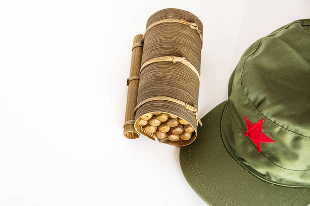 Unos cigarros cubanos enrollados en hoja de plátano y gorra militar con estrella roja
 - Foto, imagen