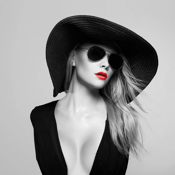 Hermosa joven con sombrero y gafas de sol. moda de verano belleza chica rubia. modelo sexual
 - Foto, Imagen