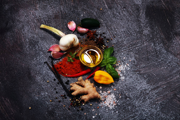 Gewürze und Kräuter auf dem Tisch. Lebensmittel und Zutaten der Küche. - Foto, Bild