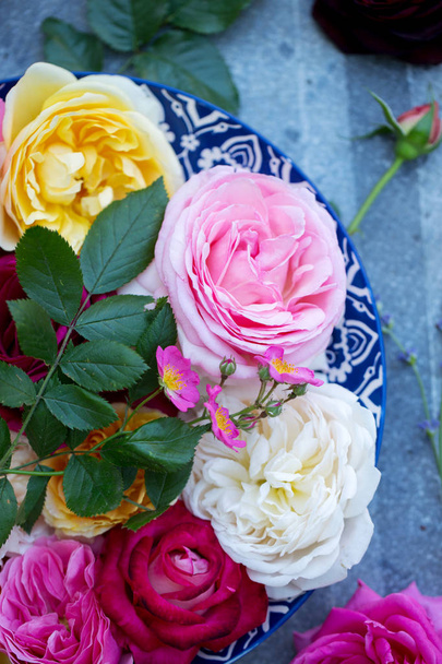 Rosas variadas en una bandeja, Primer plano
 - Foto, Imagen