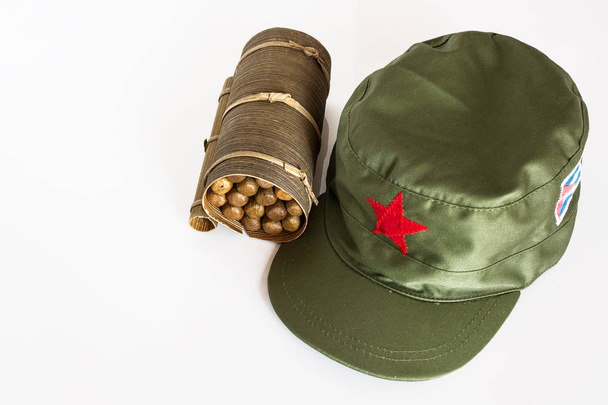 バナナの葉と赤い星と軍帽に巻いてあるキューバのシガー - 写真・画像