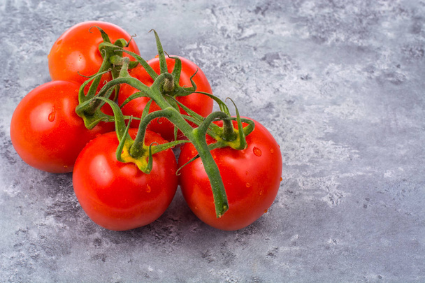 Branch of red tomatoes on bright background - Foto, imagen