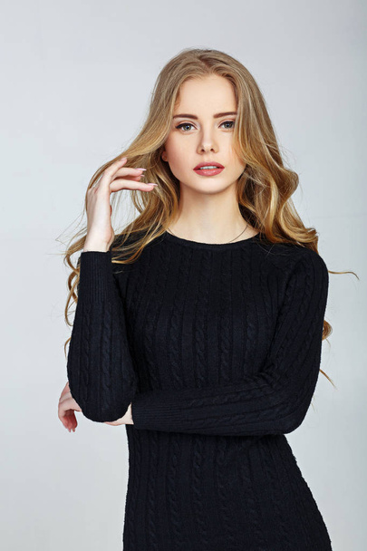 model woman in black dress - Foto, immagini