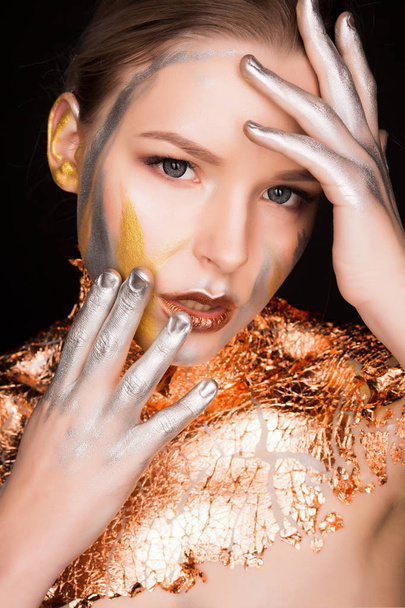 Attraente giovane donna con trucco professionale e lamina d'oro su
 - Foto, immagini