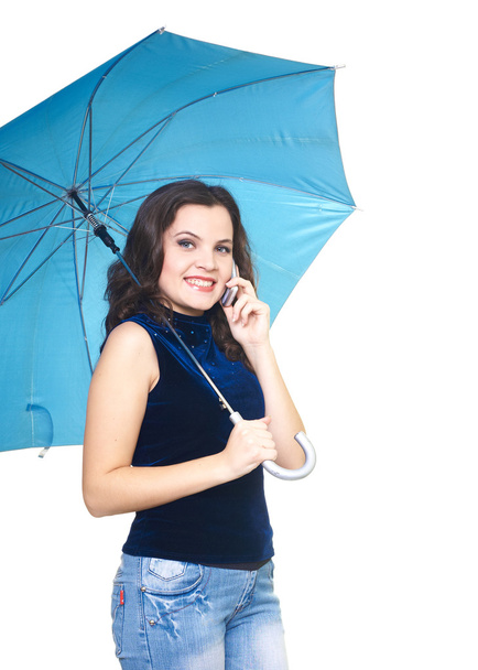 Atractiva joven sonriente con una camisa azul hablando en un mobi
 - Foto, Imagen