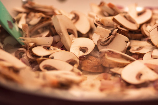 Нарезанные грибы в кастрюле
 - Фото, изображение