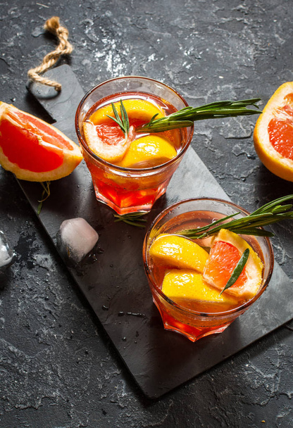 Cocktail di gin al pompelmo e rosmarino, bevanda rinfrescante con ghiaccio
 - Foto, immagini