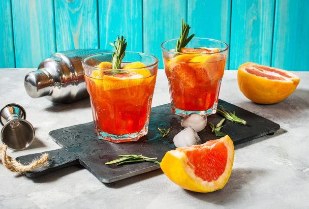 Pomelo y romero gin cocktail, bebida refrescante con hielo
 - Foto, imagen