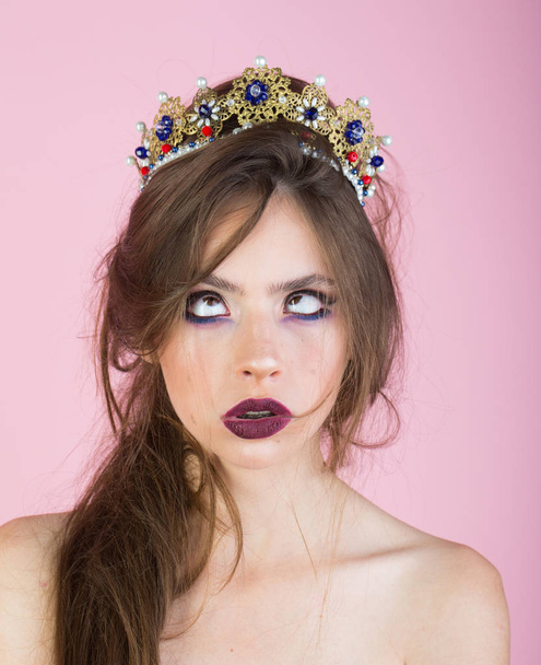 Emotional queen with crazy face and fashionable makeup in crown. Surprised queen with trendy makeup. - Φωτογραφία, εικόνα