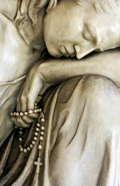 Estátua de pedra da Virgem Maria
 - Foto, Imagem