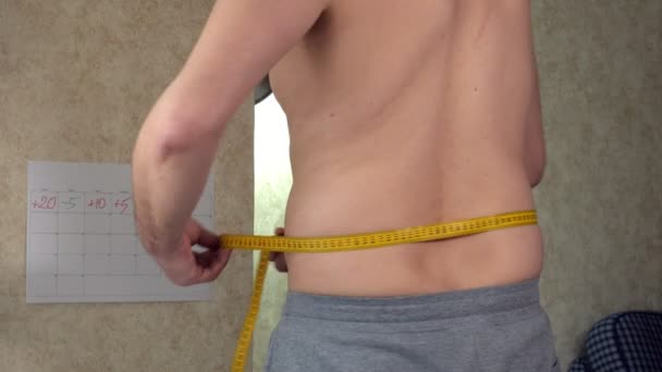 Толстяк измеряет свою талию, большой пивной живот, здоровый образ жизни
 - Кадры, видео