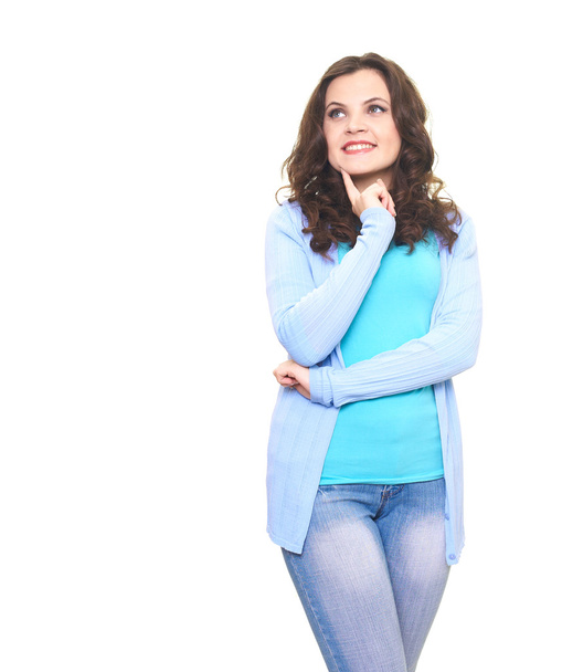 Щаслива молода жінка в синій сорочці тримає палець на підборідді
 - Фото, зображення