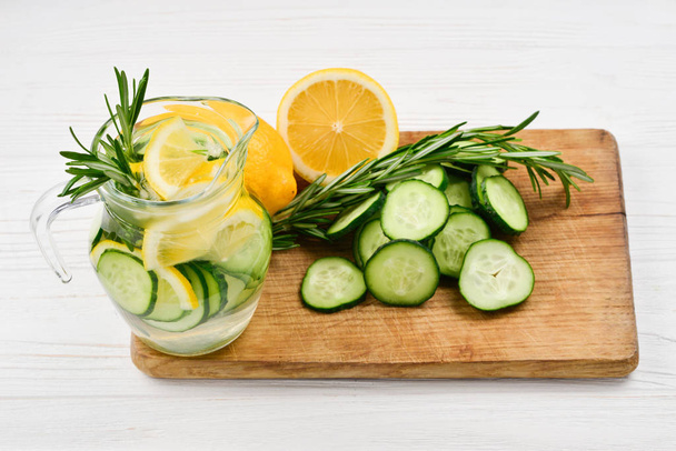 Soğuk ve ferahlatıcı Detoks su limon, salatalık, biberiye ile bir - Fotoğraf, Görsel