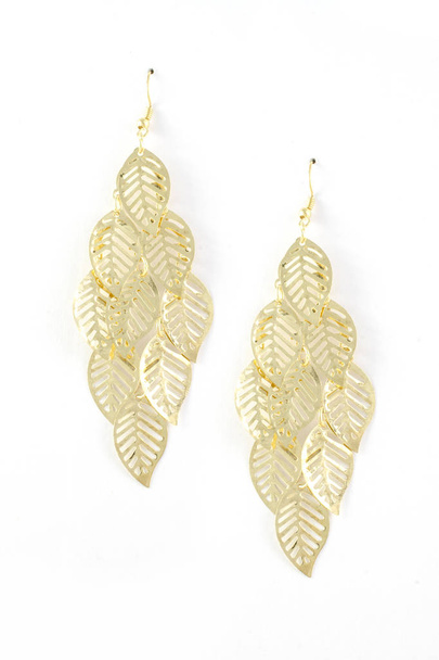 Χρυσά σκουλαρίκια με φύλλα που απομονώνονται σε λευκό - Φωτογραφία, εικόνα