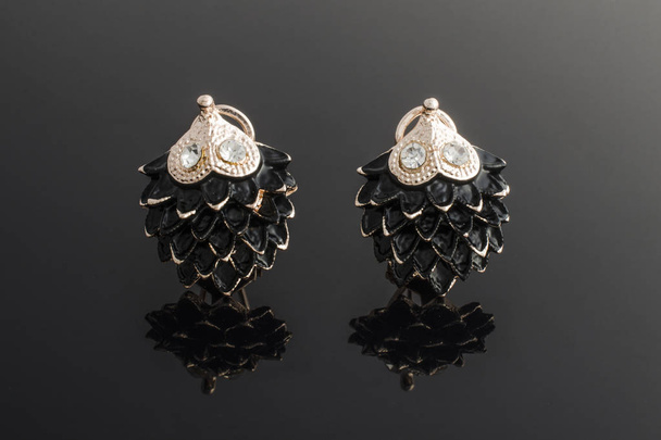 σκαντζόχοιρος χρυσά σκουλαρίκια με διαμάντια που απομονώνονται σε μαύρο - Φωτογραφία, εικόνα