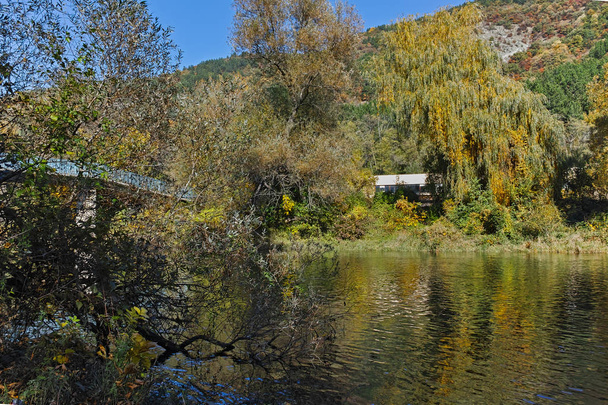 Осінній пейзаж Iskar річки біля Pancharevo озера, міста Софія область, Болгарія - Фото, зображення