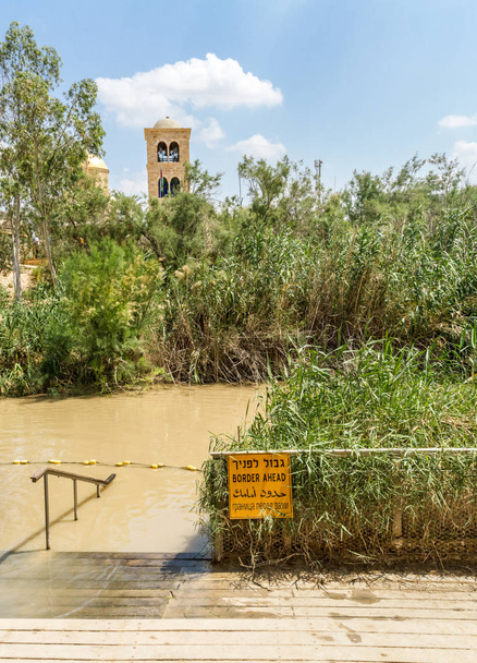 Sitio bautismal en el río Jordán en Qasr el Yahud, Israel
 - Foto, Imagen