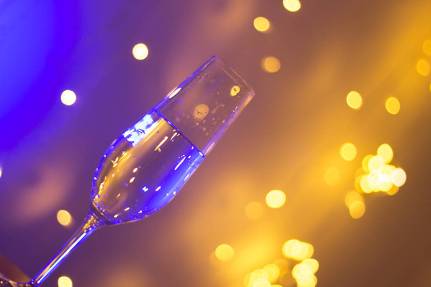 Copa de champán en disco party bar
 - Foto, Imagen