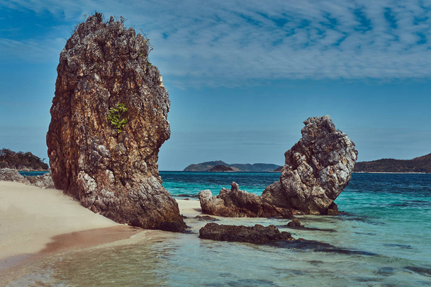 Güzel manzara kayalık sarkıt resifleri Filipin Adaları kıyı üzerinde. - Fotoğraf, Görsel