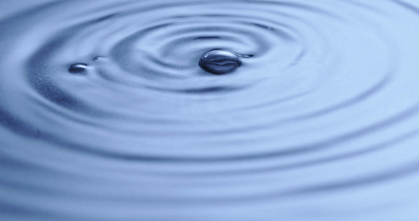 gocce d'acqua limpide cadere su sfondo blu bagnato, facendo cerchio concentrico
 - Filmati, video