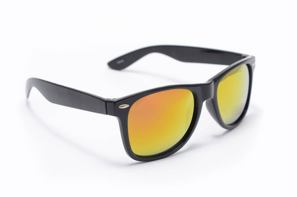 сонцезахисні окуляри в товстій чорній пластиковій рамці з градієнтним склом ізольовані на білому
 - Фото, зображення