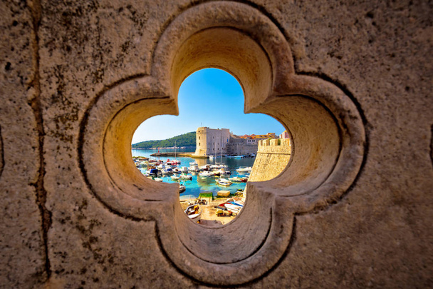 Dubrovnik Hafenblick von Ploce Tor durch Stein geschnitzte Deti - Foto, Bild
