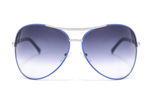 Gafas de sol con montura de hierro azul aisladas en blanco
 - Foto, imagen