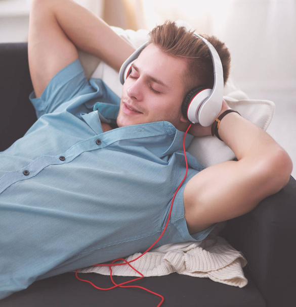 Man listening music with headphones at home - Foto, afbeelding