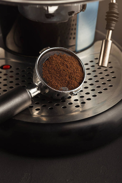 Brouwen koffie in professionele machine, close-up - Foto, afbeelding