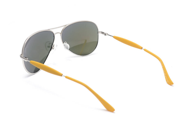 Okulary przeciwsłoneczne w ramie żelaza na białym tle - Zdjęcie, obraz