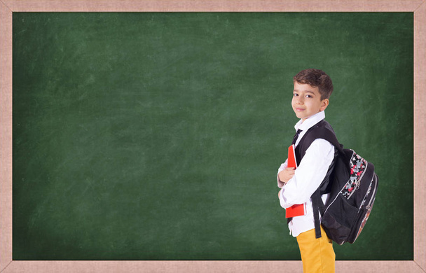 mies pieni opiskelija seisoo edessä liitutaulu
 - Valokuva, kuva