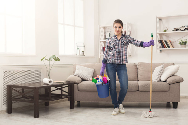Mujer con equipo de limpieza listo para limpiar la habitación
 - Foto, imagen