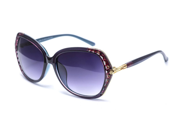 жіночі сонцезахисні окуляри з фіолетовим склом ізольовані на білому
 - Фото, зображення