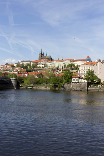 Bahar Prague City ile Gotik Kalesi ve yeşil doğa ve çiçekli ağaçlar, Çek Cumhuriyeti - Fotoğraf, Görsel