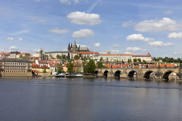 Bahar Prague City ile Gotik Kalesi ve yeşil doğa ve çiçekli ağaçlar, Çek Cumhuriyeti - Fotoğraf, Görsel