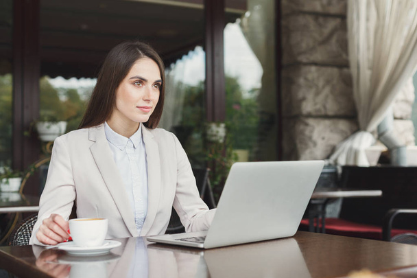 junge Geschäftsfrau im Freien arbeitet mit Laptop - Foto, Bild