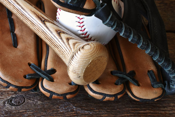 ein Nahbild alter gebrauchter Baseballgeräte. - Foto, Bild