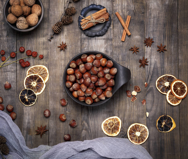 čerstvé lískové ořechy ve skořápce v hnědá deska - Fotografie, Obrázek