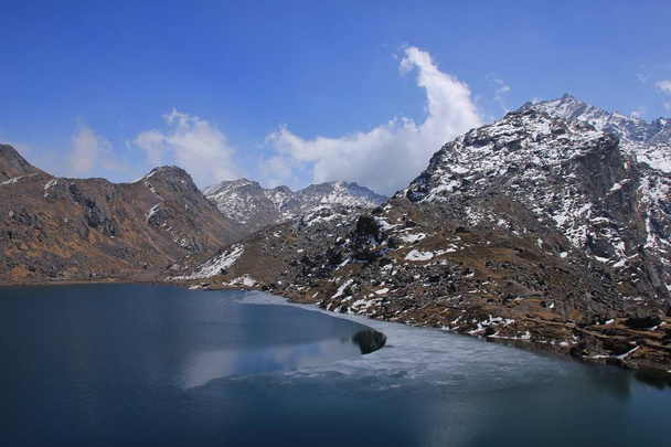 Święte jezioro Gosainkunda na dzień wiosny. Scena w Nepalu. - Zdjęcie, obraz