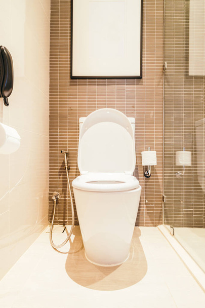 Whire μπολ κάθισμα διακόσμηση στο εσωτερικό δωμάτιο τουαλέτα - Φωτογραφία, εικόνα