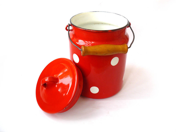 Emaille Milchkrug, Milchkanne, Milchbecher, emaillierter Milchbehälter, roter Emaille, roter Milchbecher, rot, Kopfstockbild, Nostalgieladen - Foto, Bild