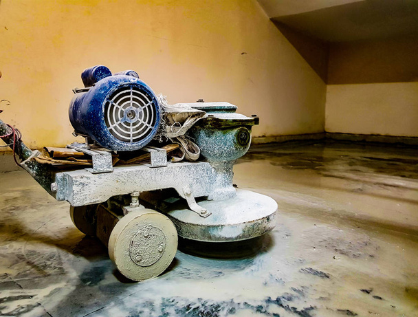 pulidor de piso de mármol motorizado eléctrico en uso para pulir el suelo de granito marbel
 - Foto, Imagen