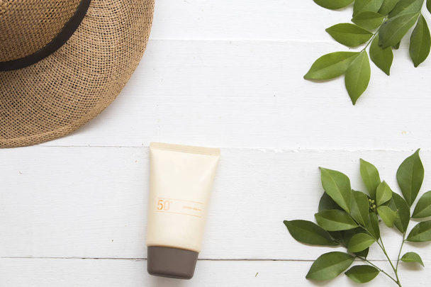 cosmetico naturale per la pelle viso crema solare spf50 di stile di vita donna relax estate su sfondo bianco
 - Foto, immagini