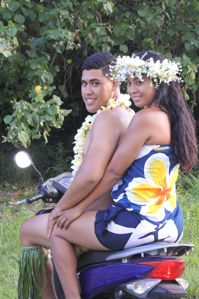 Ευτυχισμένος Ειρηνικού Islander γαμήλιο ζευγάρι ιππασίας σκούτερ σε - Φωτογραφία, εικόνα