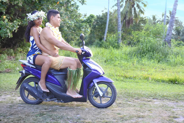 Ευτυχισμένος Ειρηνικού Islander γαμήλιο ζευγάρι ιππασίας σκούτερ σε  - Φωτογραφία, εικόνα