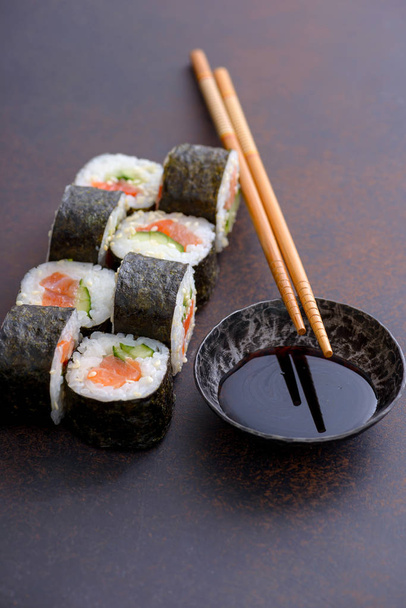 Rollo de sushi japonés con salsa de soja
 - Foto, imagen