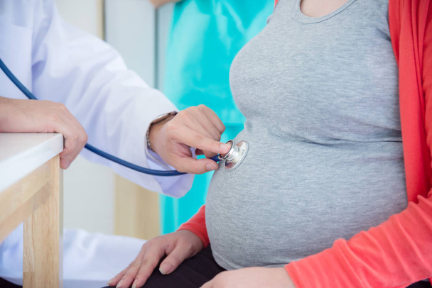 Doktor hamile kadın stetoskop tarafından kontrol  - Fotoğraf, Görsel
